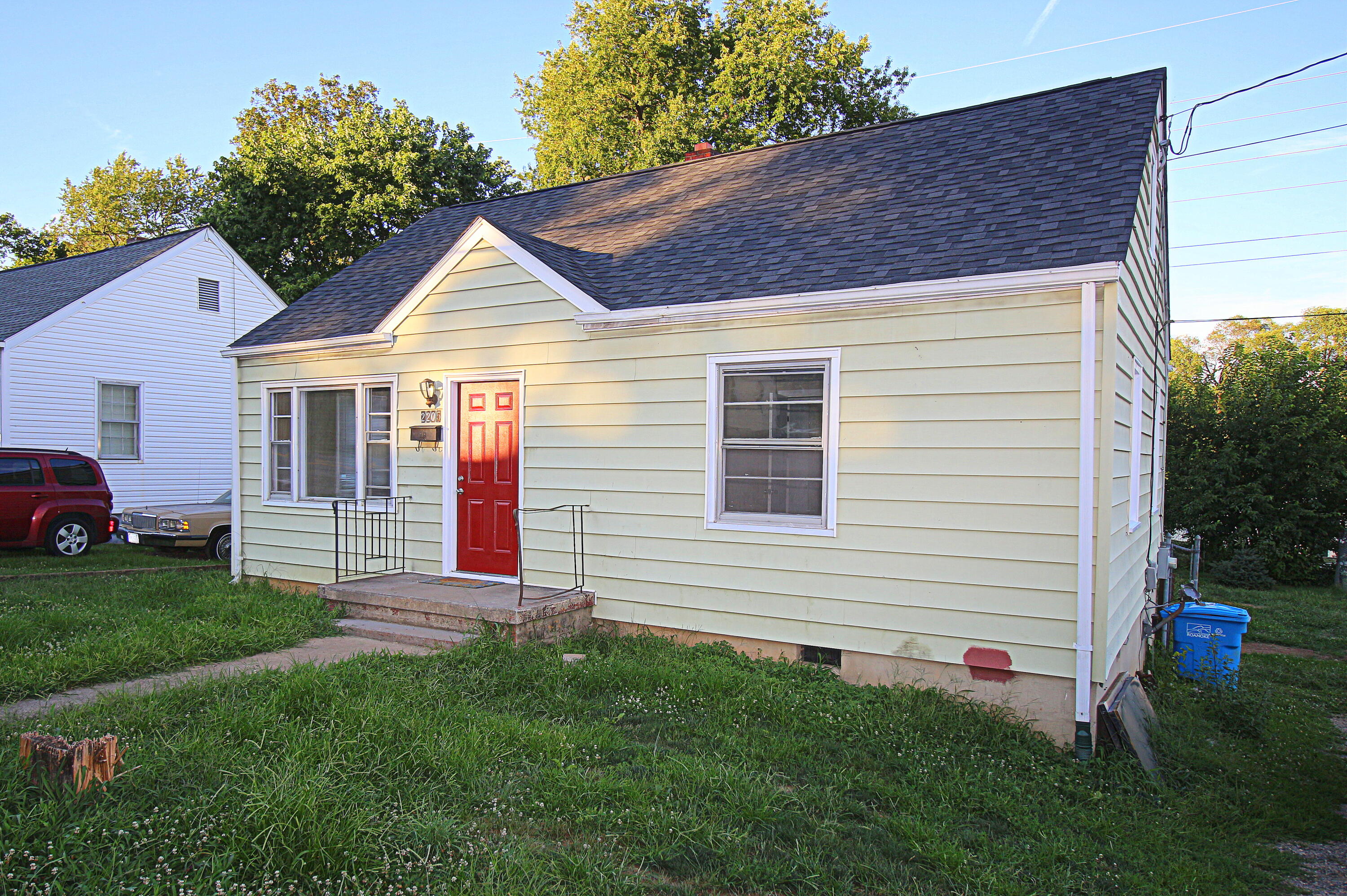 a view of a house with a backyard