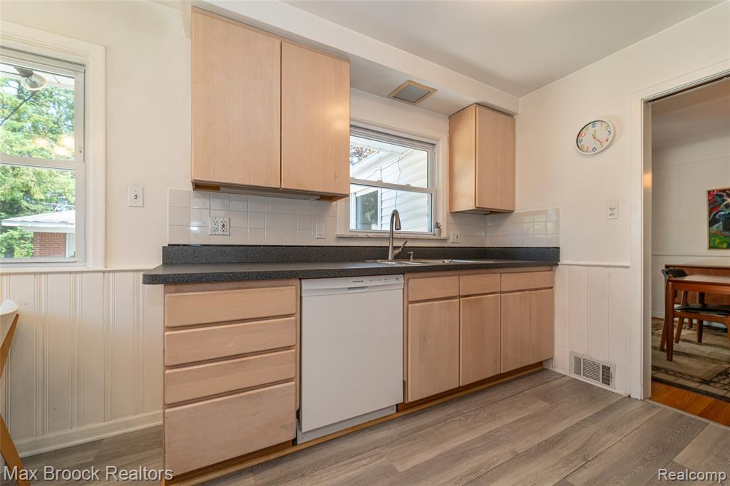 16926 Beverly Road Beverly Hills, MI 48025 - Photo 12 of 25