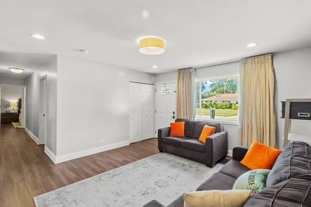 $385,000 | 455 Mohave Street, Hoffman Estates, IL 60169