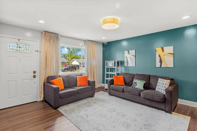 $385,000 | 455 Mohave Street, Hoffman Estates, IL 60169