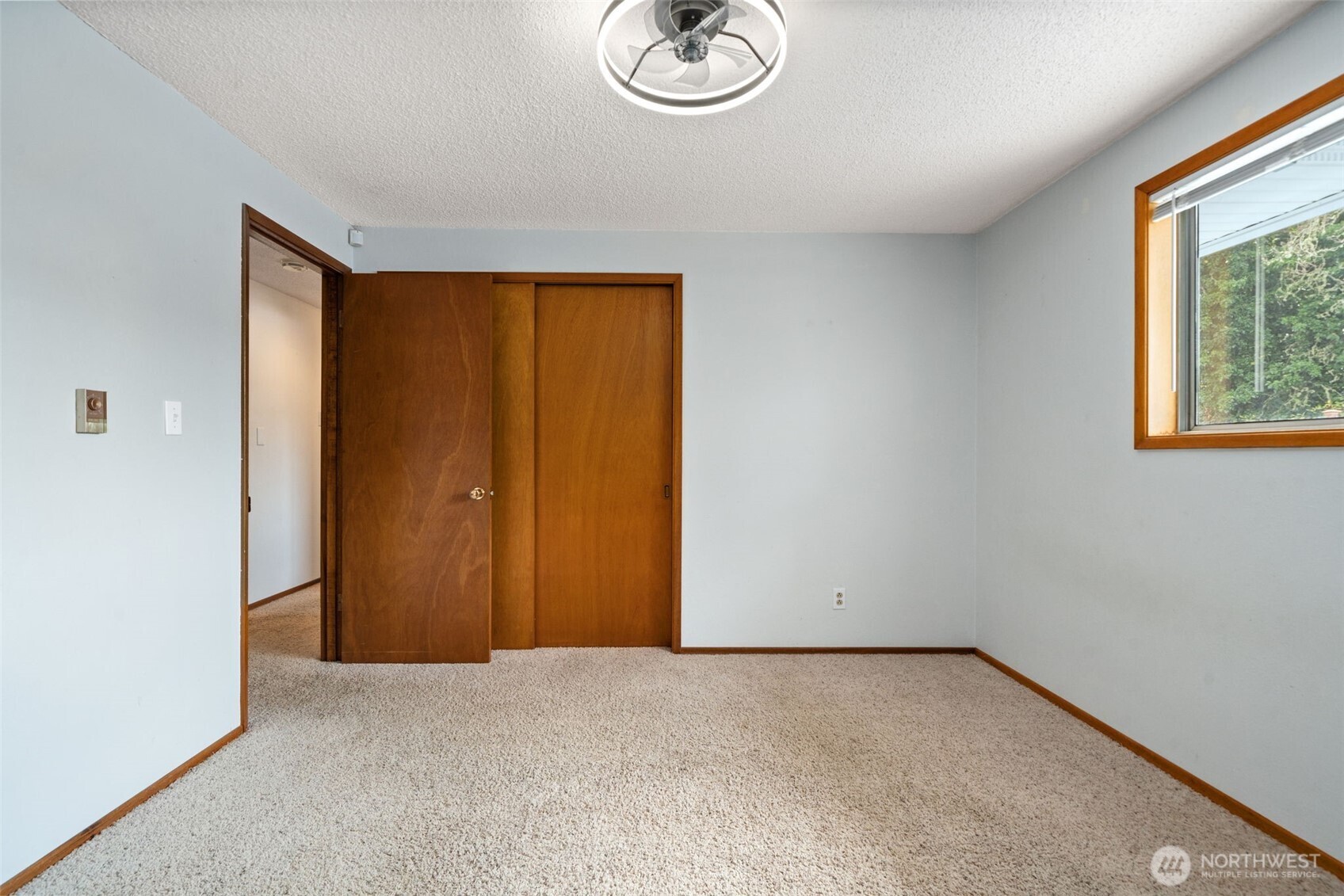 265 Cays Road Sequim, WA 98382 - Photo 21 of 40 an empty room with window