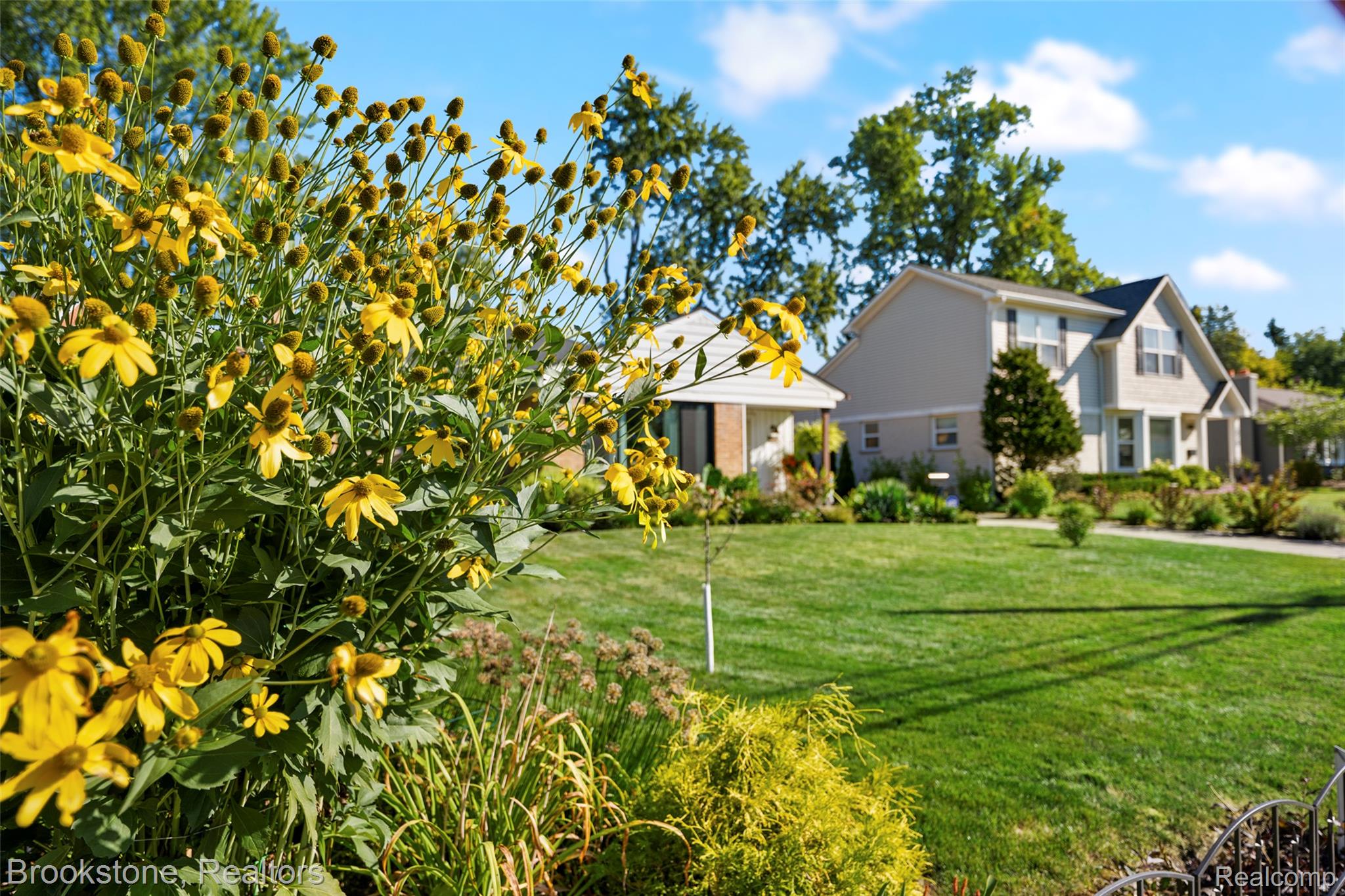 18474 Beverly Road Franklin, MI 48025 - Photo 30 of 38 View of green lawn and flowers