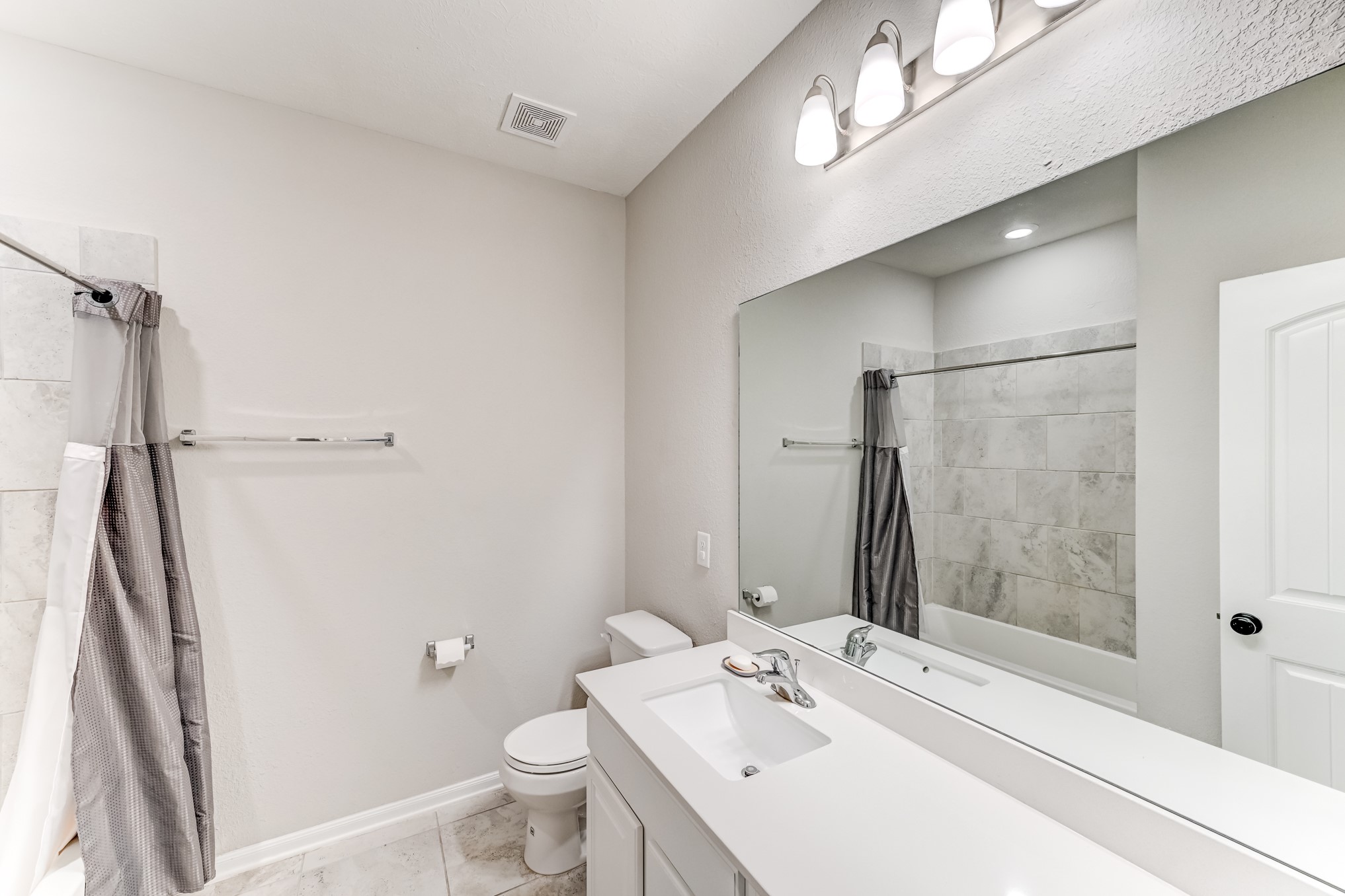 25307 Champion Ridge Court Katy, TX 77493 - Photo 35 of 48 Second full bathroom