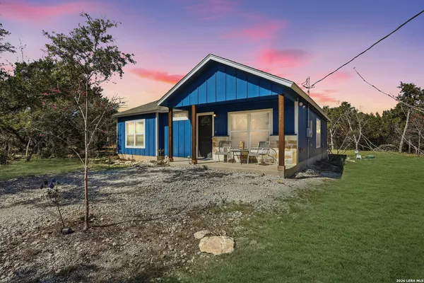 a view of a house with backyard