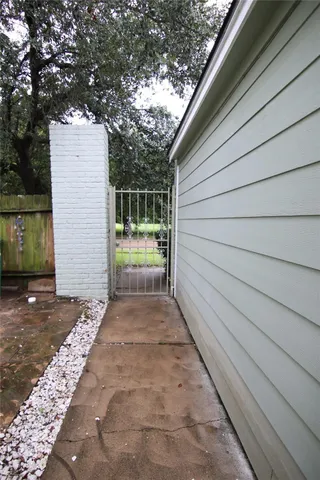 a view of back yard of the house