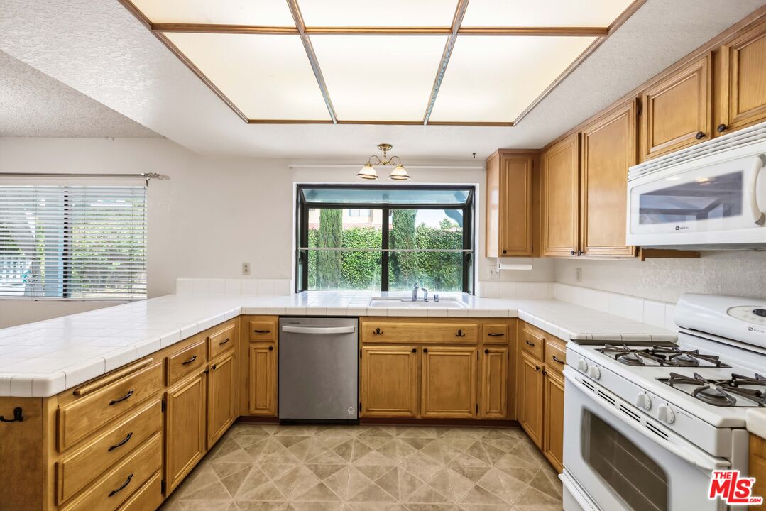 44138 Ruthron Avenue Lancaster, CA 93536 - Photo 15 of 43 Gallery Image 15