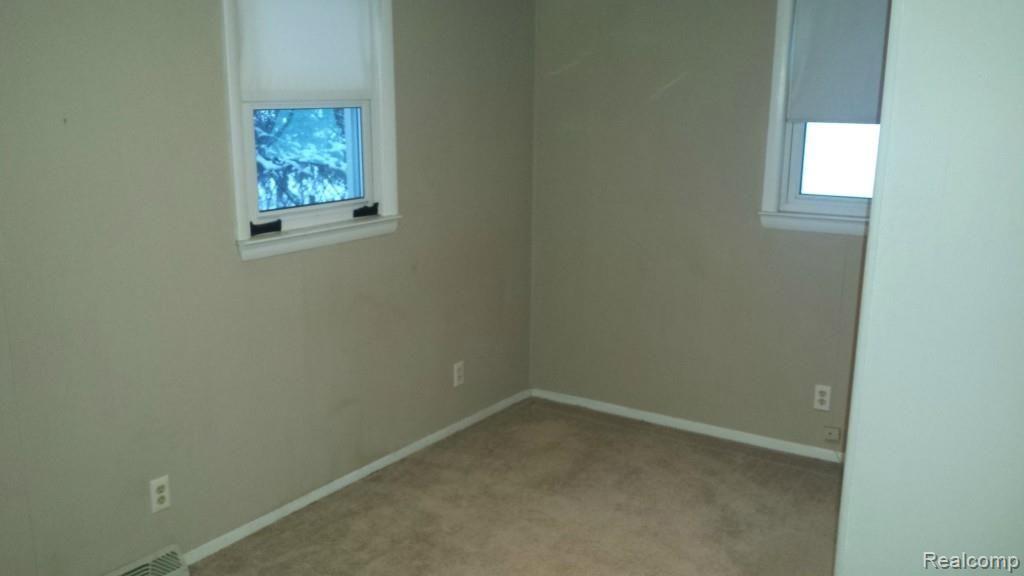 3890 Gregory Road Lake Orion, MI 48359 - Photo 4 of 11 20140117_171128.jpg