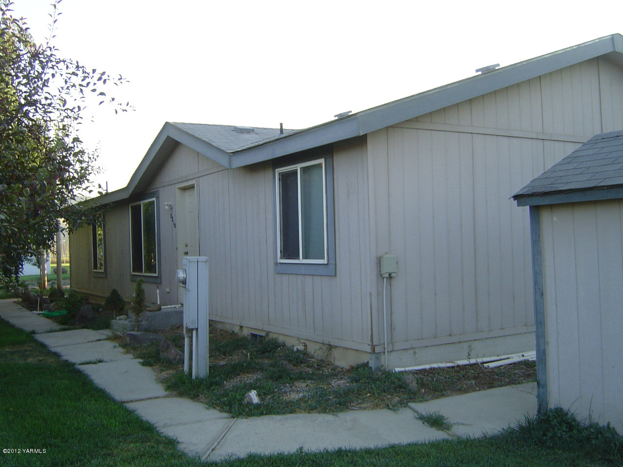 2810 Birchfield Road Yakima, WA 98901 - Photo 1 of 14 a backyard of a house