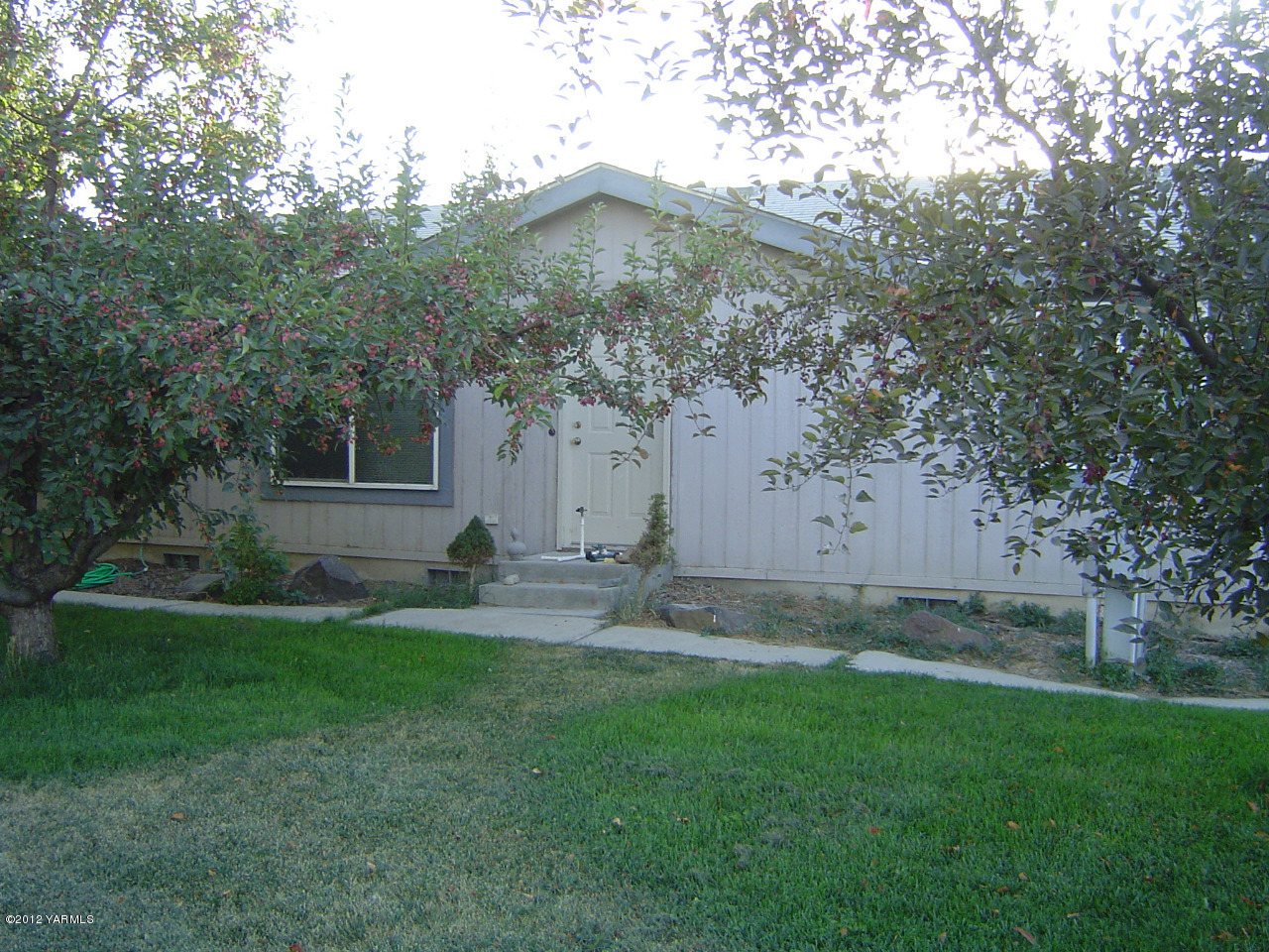 2810 Birchfield Road Yakima, WA 98901 - Photo 7 of 14 a backyard of a house with table and chairs
