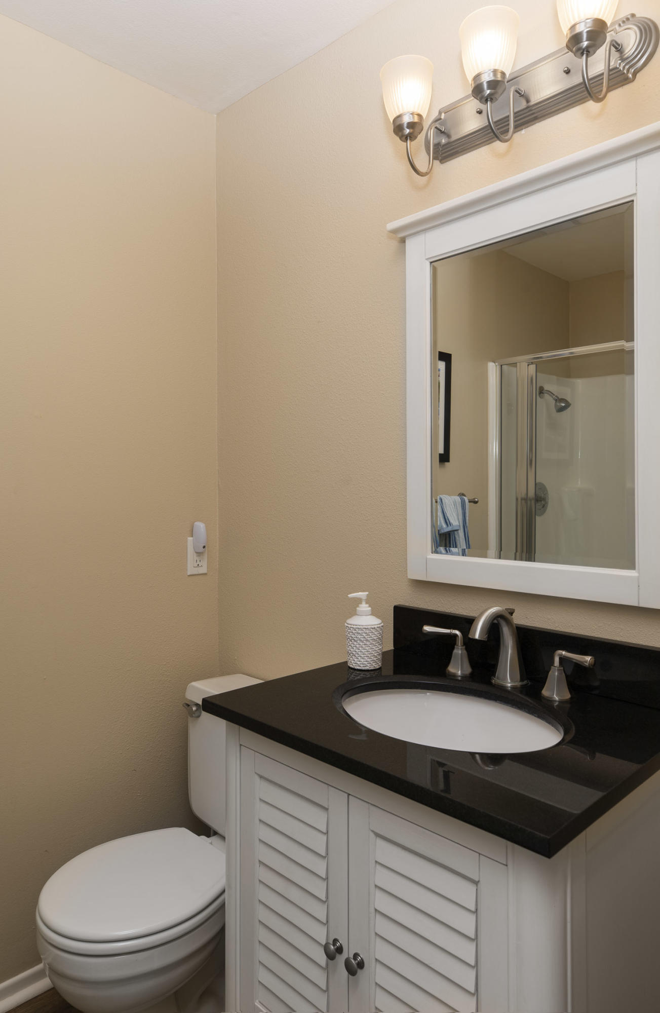 4700 Sandyland Road, Unit 48 Carpinteria, CA 93013 - Photo 12 of 16 Downstairs Bath