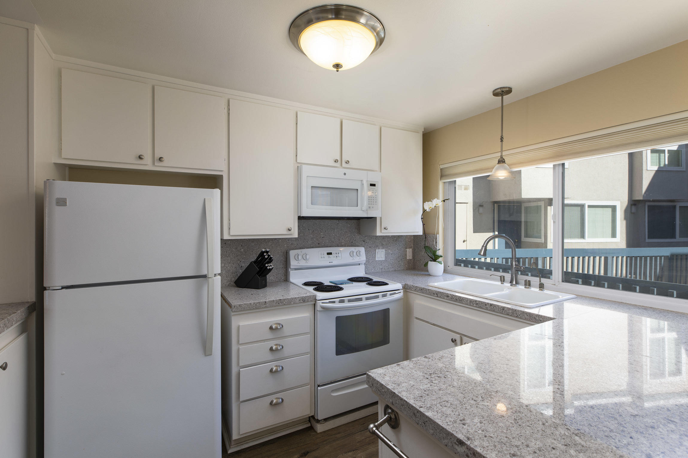 4700 Sandyland Road, Unit 48 Carpinteria, CA 93013 - Photo 7 of 16 Updated Kitchen