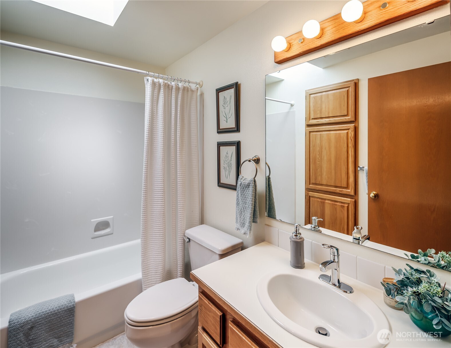 610 Glen Street, Unit 3 Edmonds, WA 98020 - Photo 18 of 19 a bathroom with a sink toilet and shower