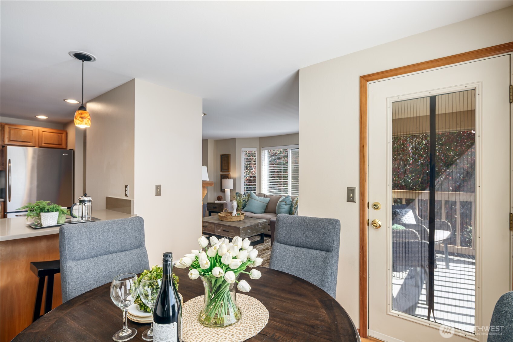 610 Glen Street, Unit 3 Edmonds, WA 98020 - Photo 10 of 19 a living room with furniture potted plant and a chandelier
