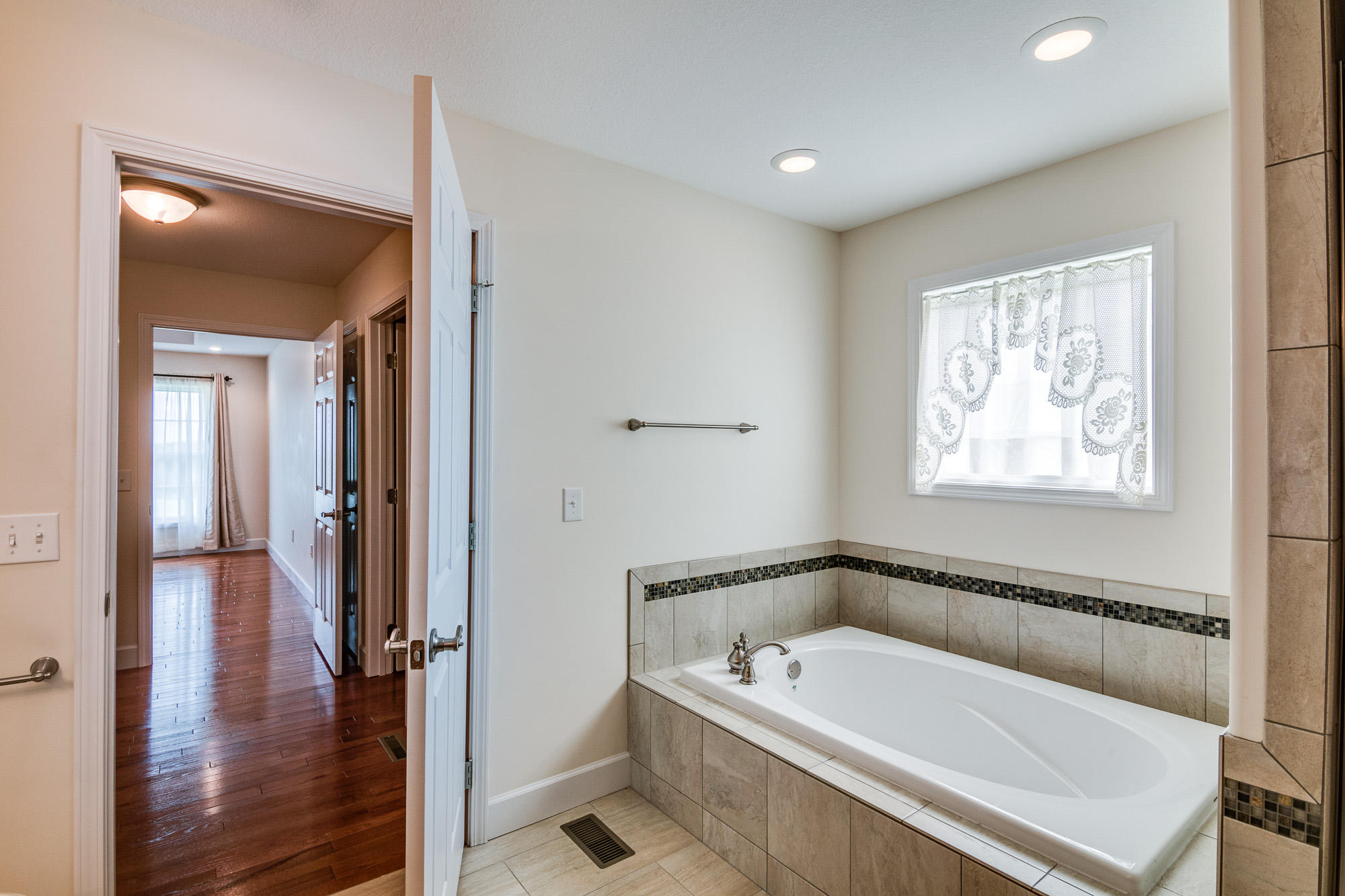 111 Potato Farm Road Crossville, TN 38571 - Photo 22 of 40 Master Tub