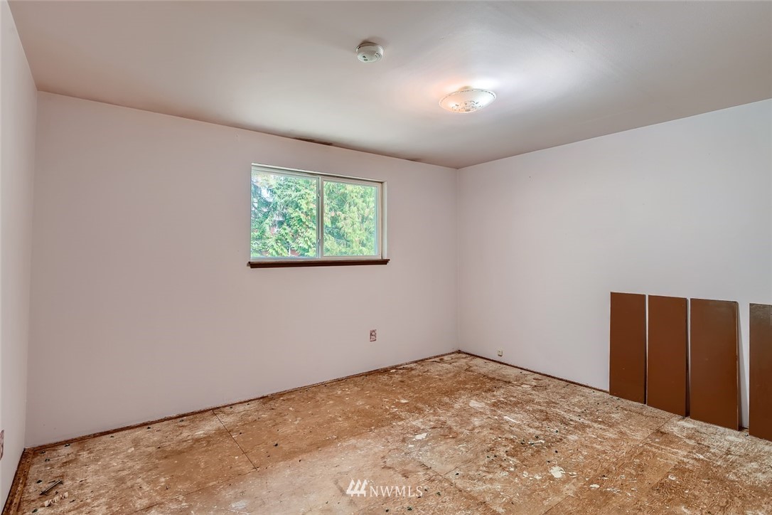 1823 224th Street Southwest Bothell, WA 98021 - Photo 19 of 27 an empty room with windows