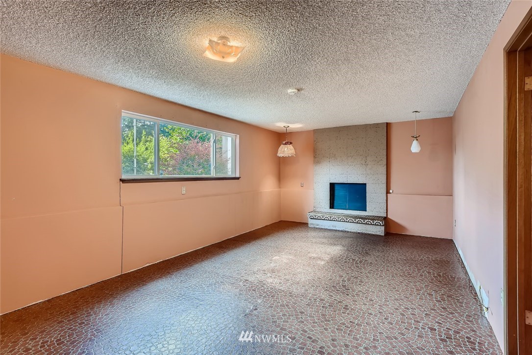 1823 224th Street Southwest Bothell, WA 98021 - Photo 24 of 27 an empty room with windows