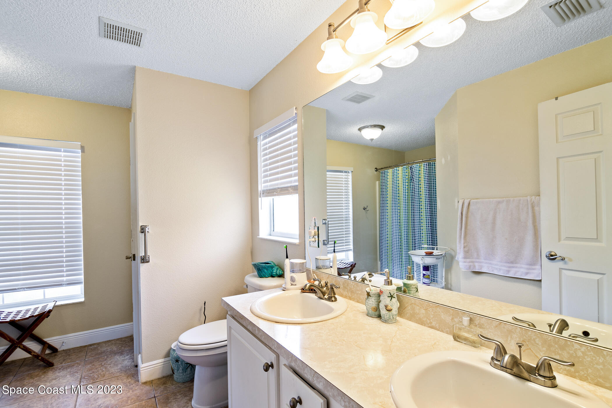4740 Decatur Circle Melbourne, FL 32934 - Photo 8 of 16 Primary Ensuite