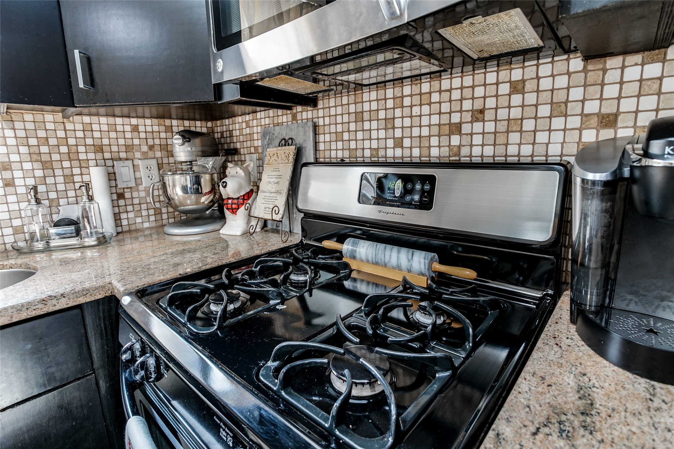 910 West 9th Street Houston, TX 77007 - Photo 11 of 20 a close view of a stove top oven