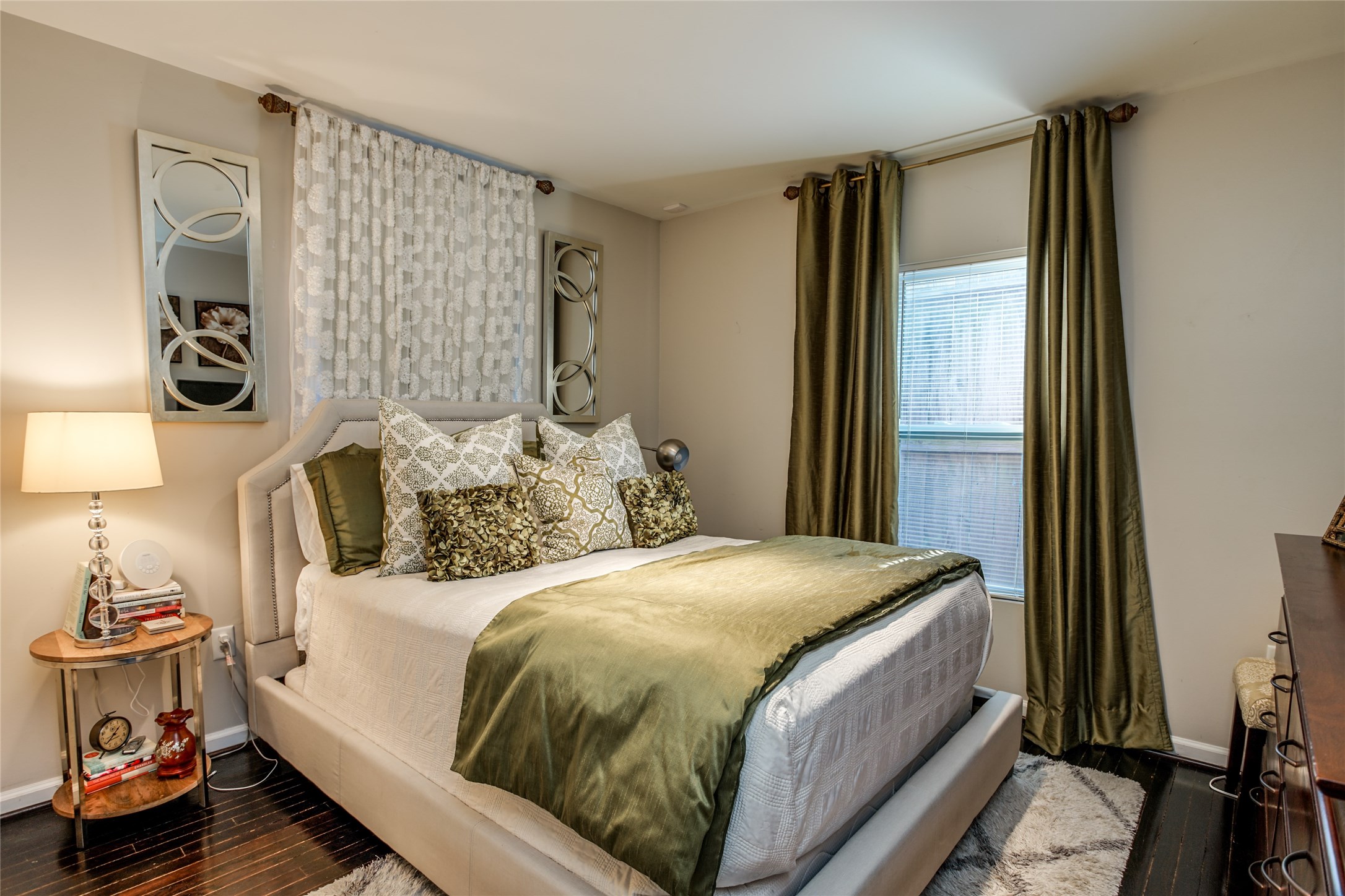 910 West 9th Street Houston, TX 77007 - Photo 14 of 20 a bedroom with a bed and a night stand