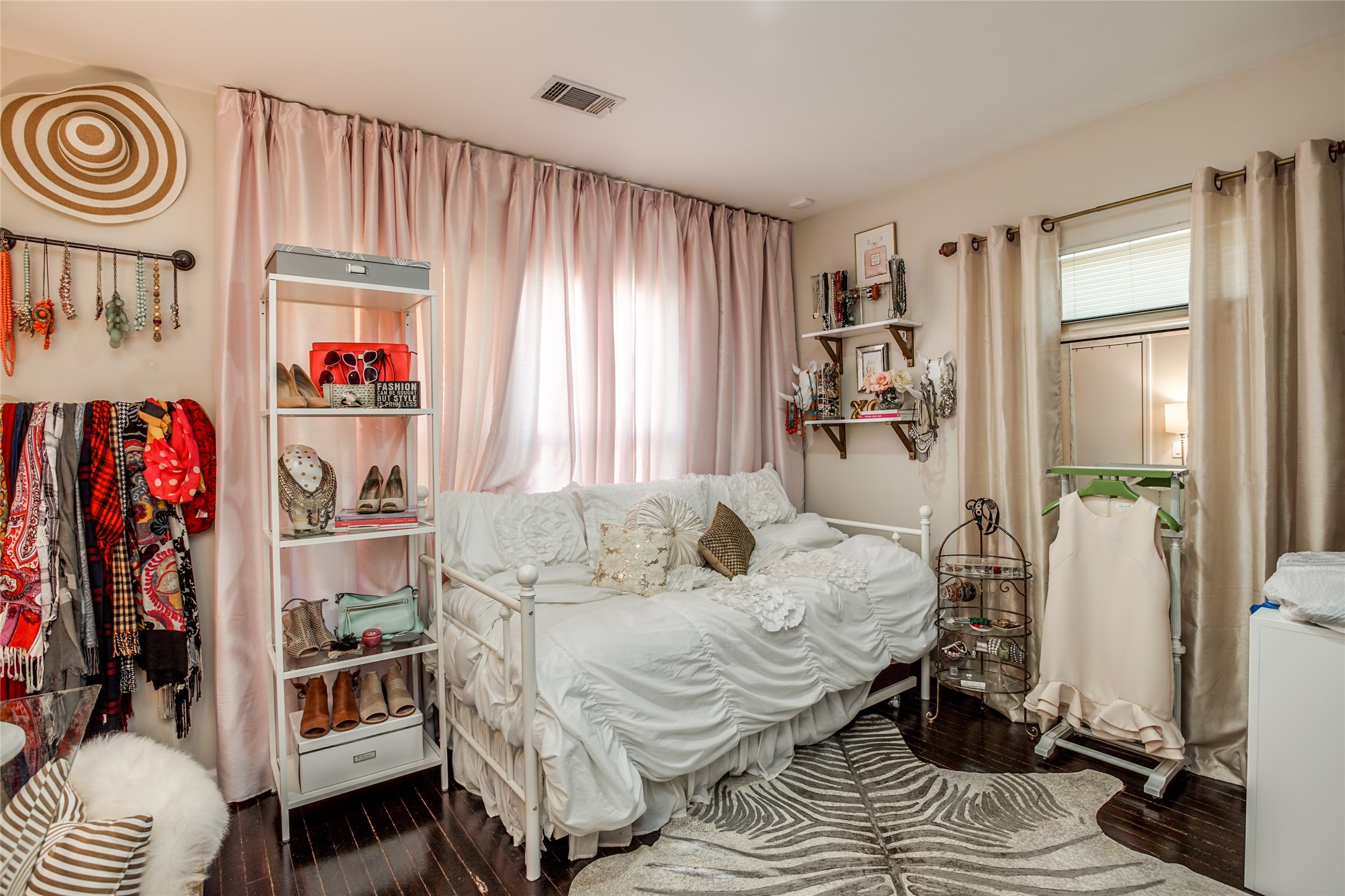 910 West 9th Street Houston, TX 77007 - Photo 16 of 20 a bedroom with a bed and a window
