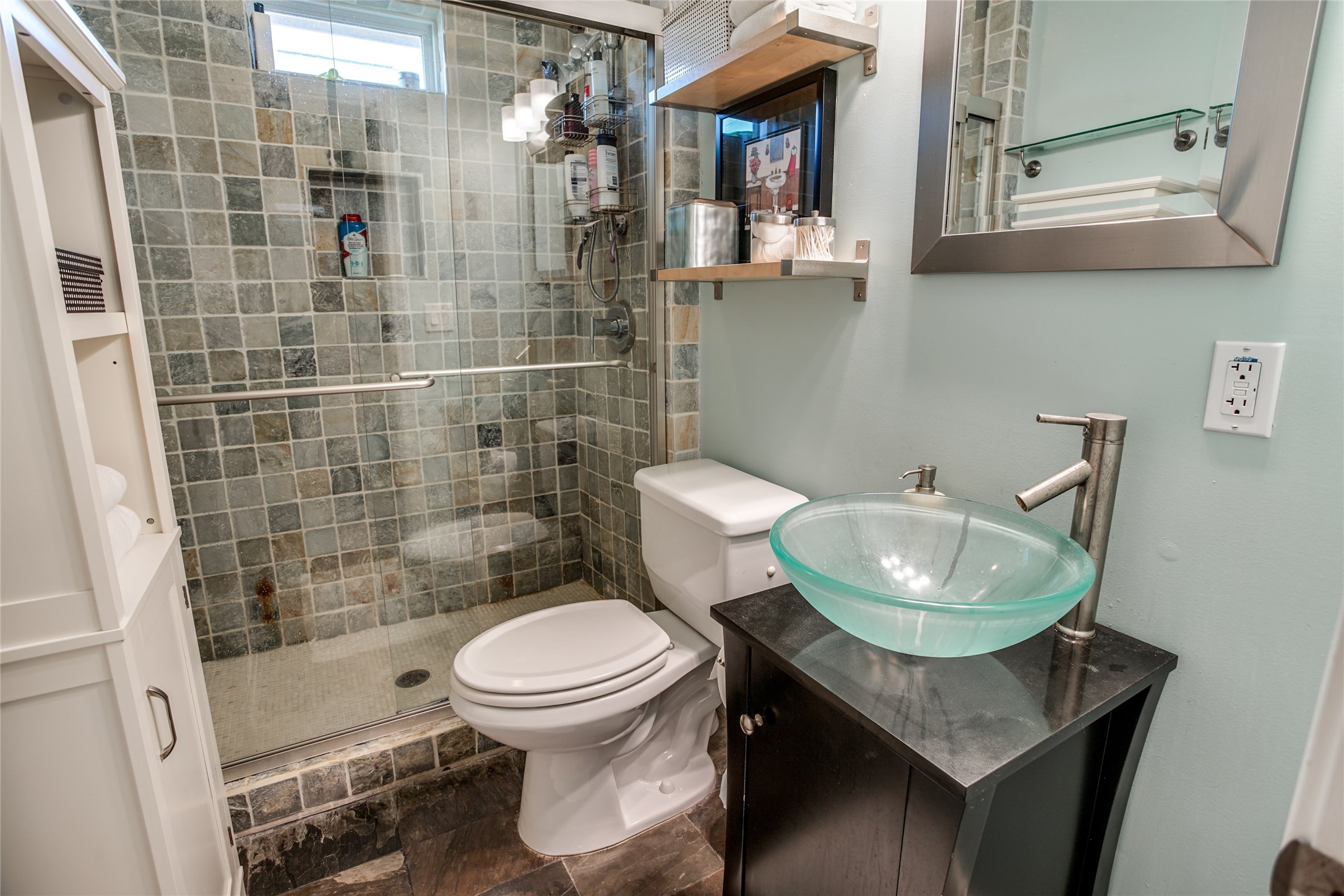 910 West 9th Street Houston, TX 77007 - Photo 18 of 20 a bathroom with a sink a toilet and shower