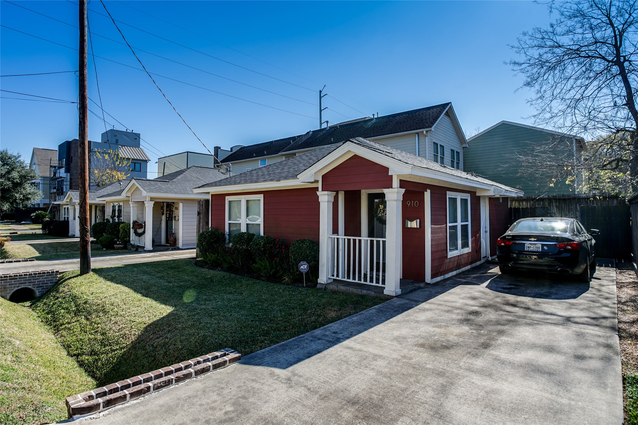 910 West 9th Street Houston, TX 77007 - Photo 2 of 20 a front view of a house with a yard