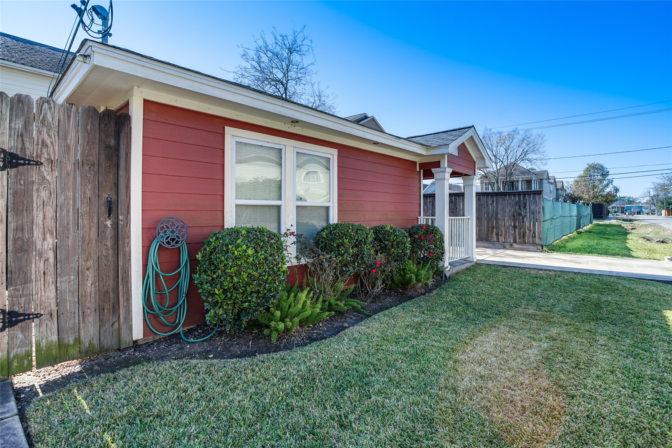 910 West 9th Street Houston, TX 77007 - Photo 3 of 20 a front view of a house with garden