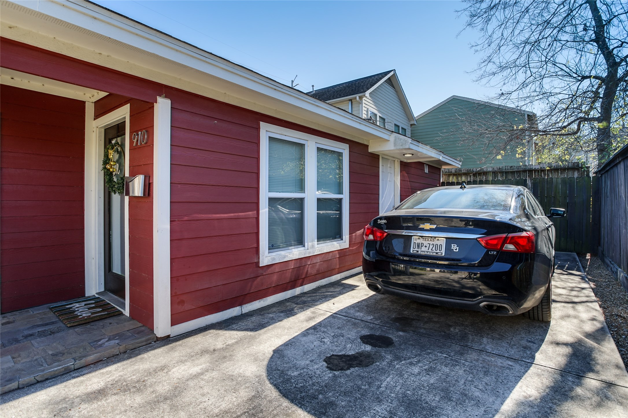 910 West 9th Street Houston, TX 77007 - Photo 4 of 20 a car parked in front of a house