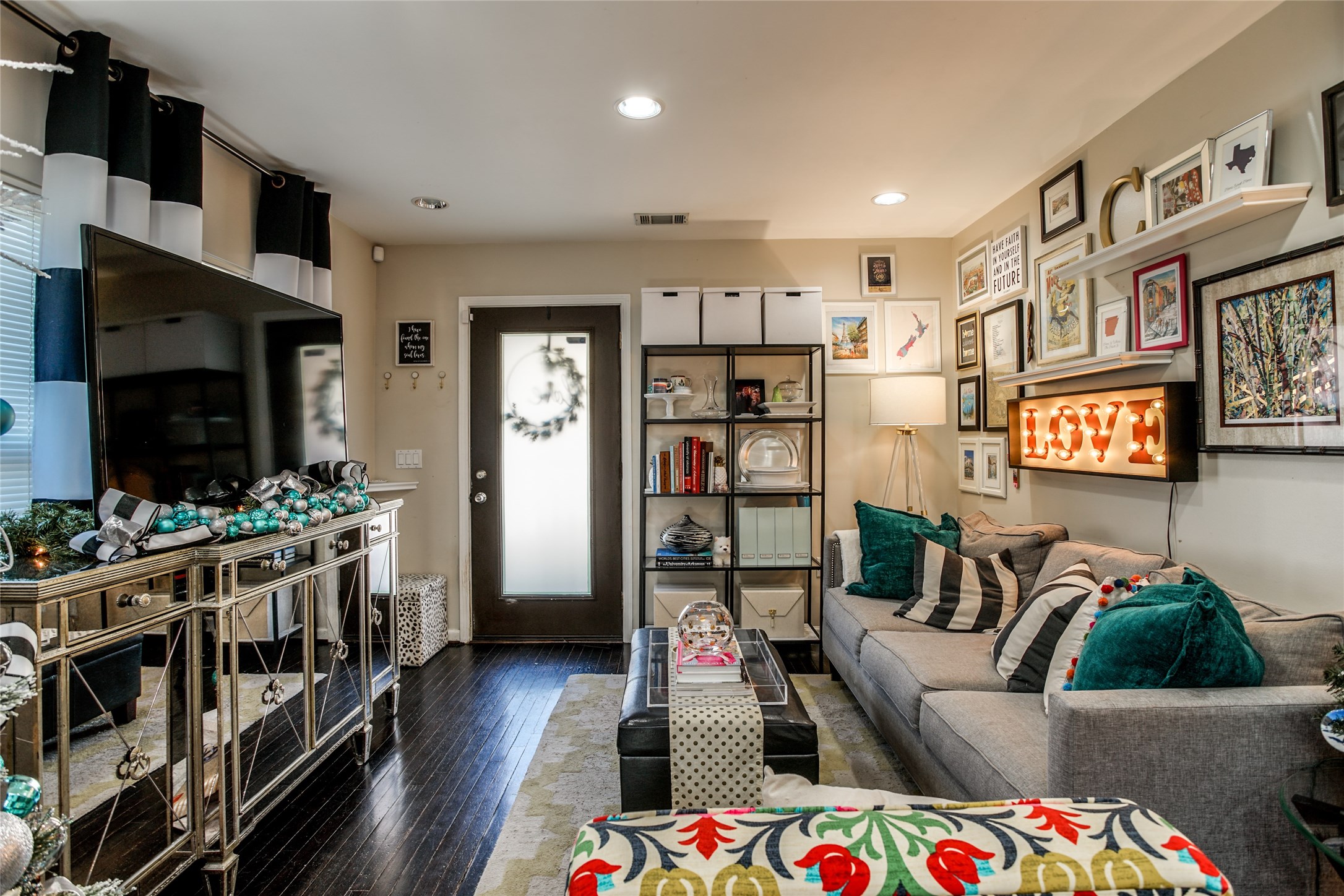 910 West 9th Street Houston, TX 77007 - Photo 6 of 20 a living room with furniture and a flat screen tv