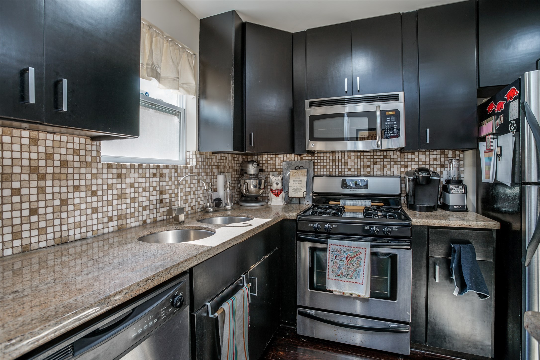 910 West 9th Street Houston, TX 77007 - Photo 9 of 20 a kitchen with stainless steel appliances granite countertop a sink stove and cabinets