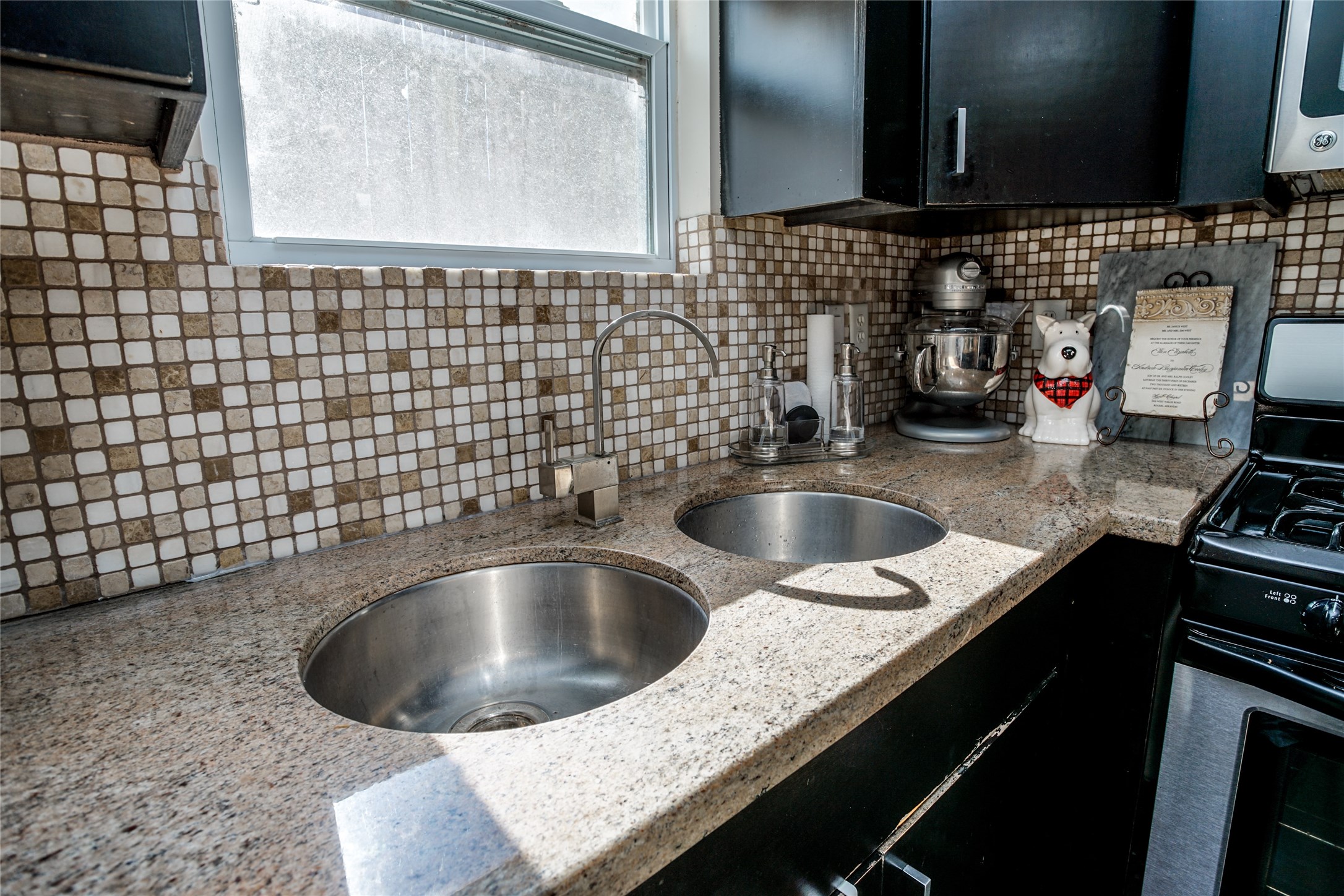 910 West 9th Street Houston, TX 77007 - Photo 10 of 20 a kitchen with a sink and a stove top oven