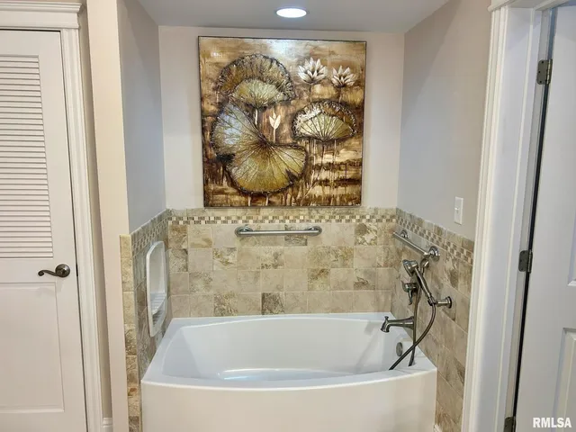 $284,900 | 8 Dogwood Place, Harrisburg, IL 62946