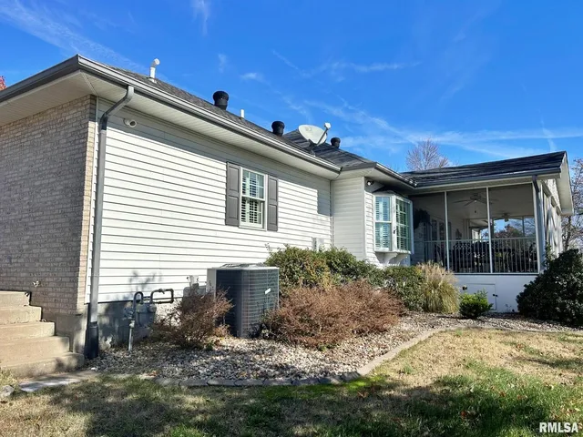 $284,900 | 8 Dogwood Place, Harrisburg, IL 62946