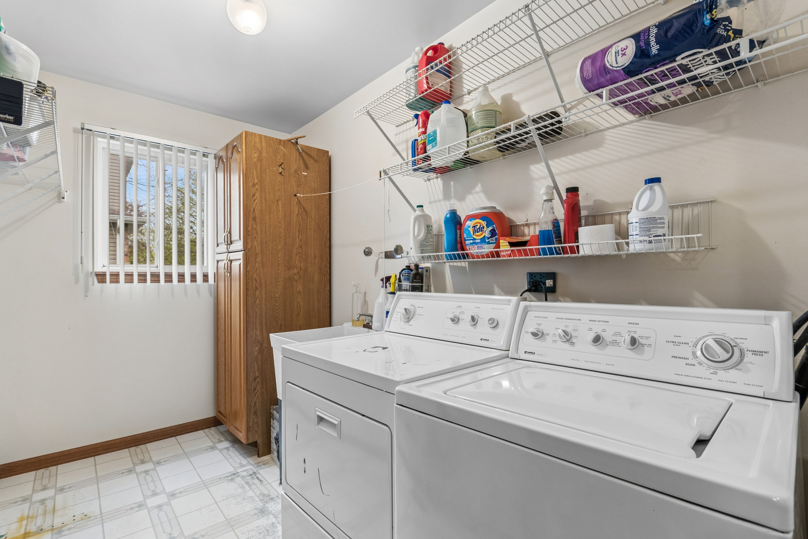 1921 Baldwin Way Bolingbrook, IL 60490 - Photo 6 of 20 a utility room with dryer and washer