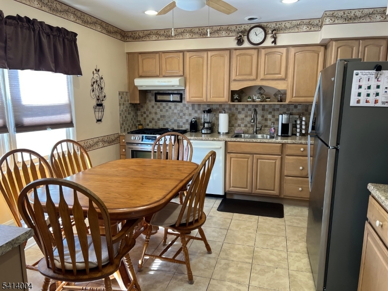 385 Colonial Avenue Union, NJ 07083 - Photo 5 of 27