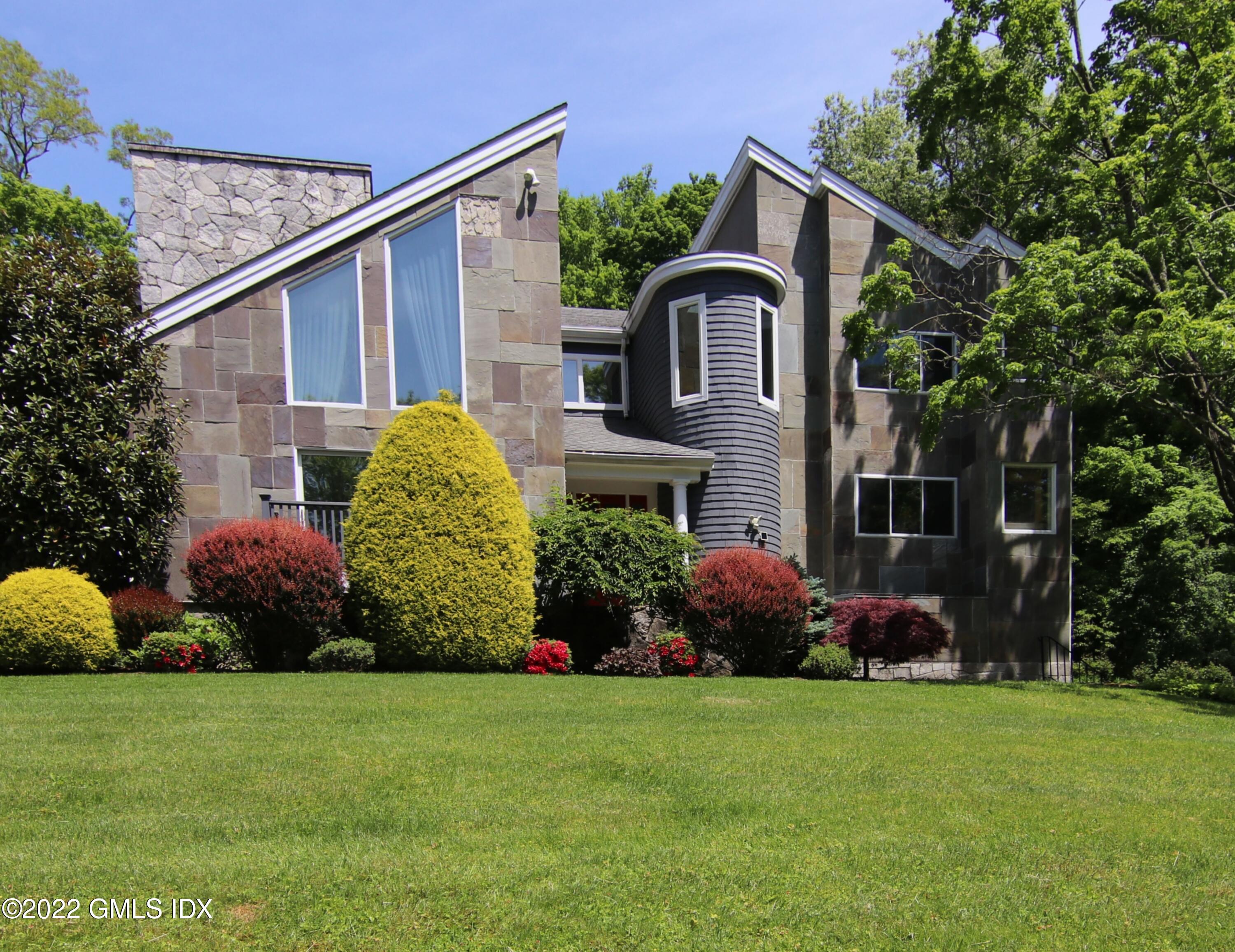 929 Riverbank Road Stamford, CT 06903 - Photo 5 of 42 Beautiful front of house