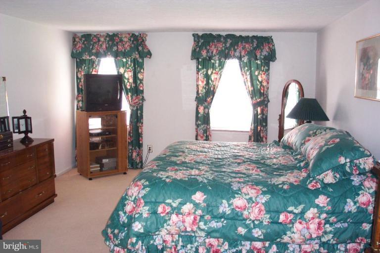 6431 St Phillips Road Linthicum Heights, MD 21090 - Photo 13 of 24 a bed room with a bed