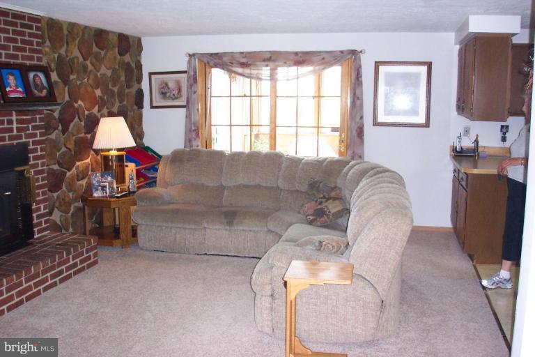 6431 St Phillips Road Linthicum Heights, MD 21090 - Photo 5 of 24 a living room with furniture and a window