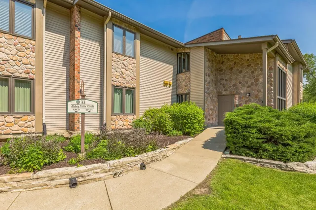 $599,000 | 33 Abbey Villa, Unit F, Fontana, WI 53125