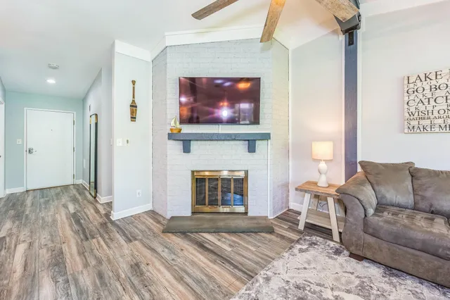 $599,000 | 33 Abbey Villa, Unit F, Fontana, WI 53125