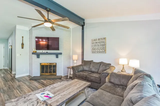 $599,000 | 33 Abbey Villa, Unit F, Fontana, WI 53125