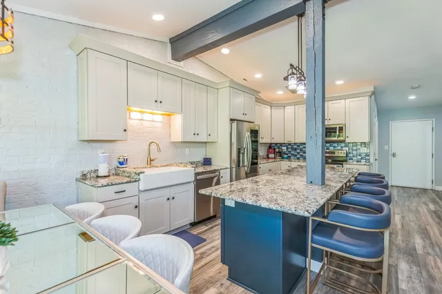 $599,000 | 33 Abbey Villa, Unit F, Fontana, WI 53125