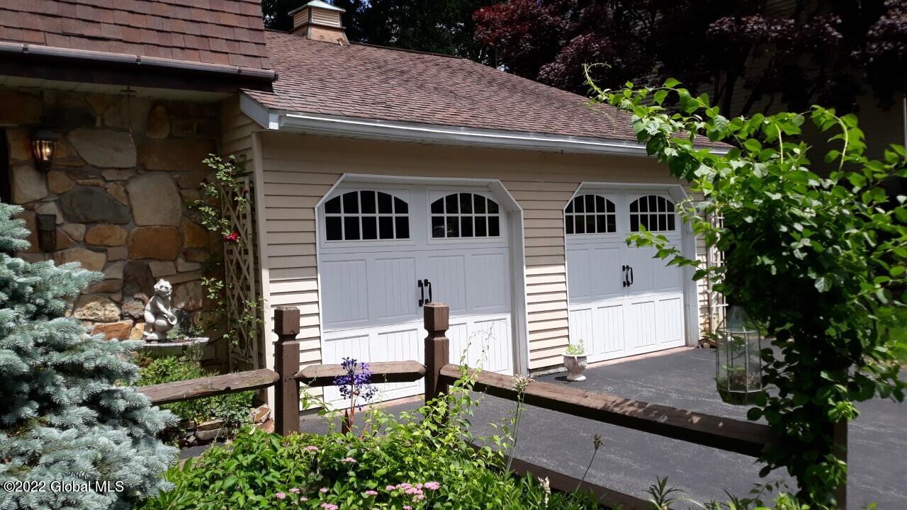 8 Pheasant Ridge Drive Colonie, NY 12211 - Photo 3 of 22 Garage