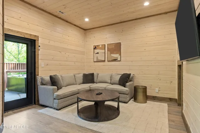 $1,350,000 | 906 Saddle Crk Way, Sevierville, TN 37862