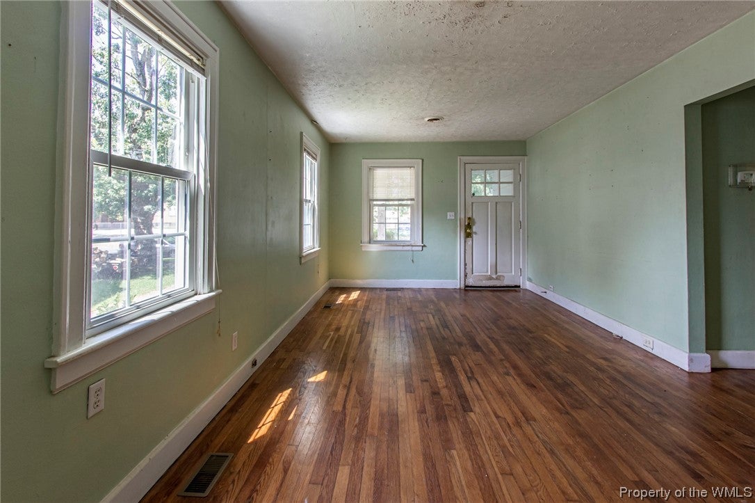 308 Cherokee Road Hampton, VA 23661 - Photo 4 of 22 Gallery Image 4