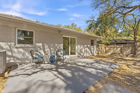 a view of yard with tree in front of it