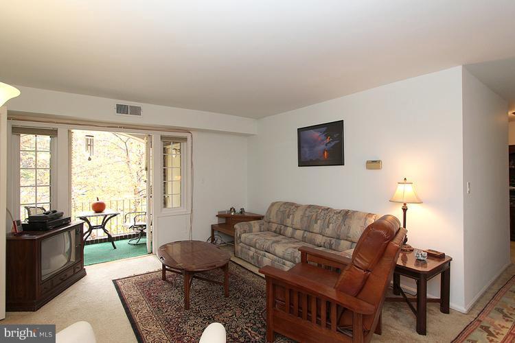 5905 Noblestown Road, Unit E Springfield, VA 22152 - Photo 10 of 26 Living Room