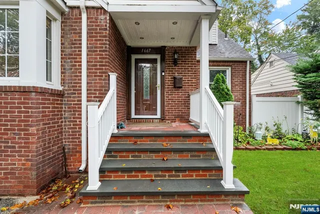 a view of a livingroom with furniture fire place and furniture