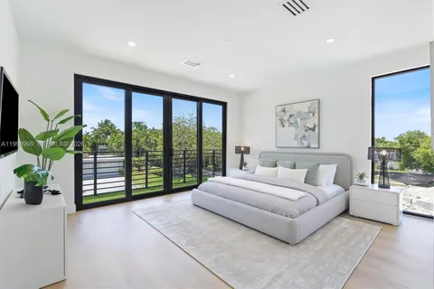 $1,800,000 | 2431 Northeast 18th Street, Fort Lauderdale, FL 33305