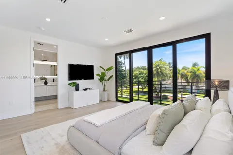 $1,800,000 | 2431 Northeast 18th Street, Fort Lauderdale, FL 33305